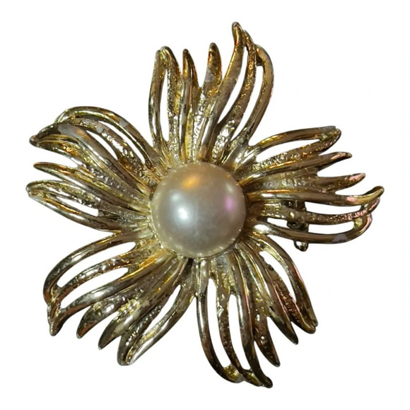1960s Flower Pinwheel Brooch with Gold Toned Metal and Faux Pearl - Picture 3 of 5